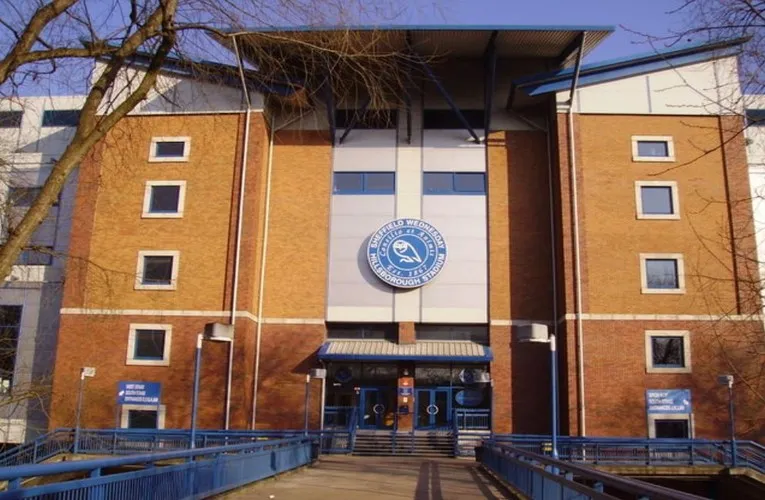 Cổng chính sân Hillsborough, biểu tượng của Sheffield Wednesday