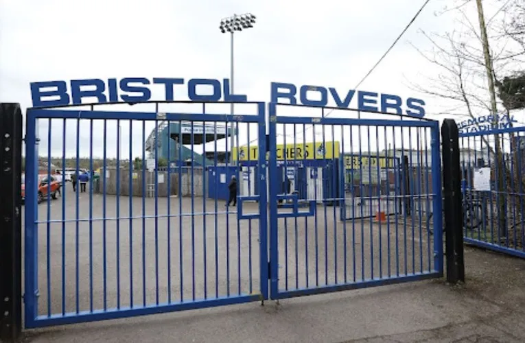 Cổng chính sân Memorial Stadium, điểm vào biểu tượng của sân nhà Bristol Rovers