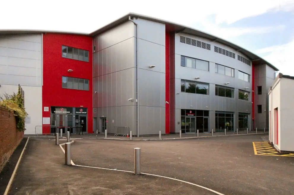 Cổng chính vào sân vận động Highbury của Fleetwood Town