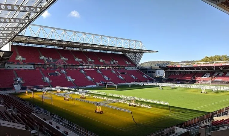 Công tác bảo dưỡng mặt sân Ashton Gate, chuẩn bị cho mùa giải mới