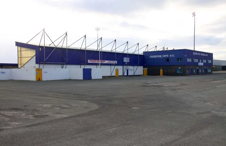 Cổng và mặt ngoài sân vận động Deva Stadium của Chester FC