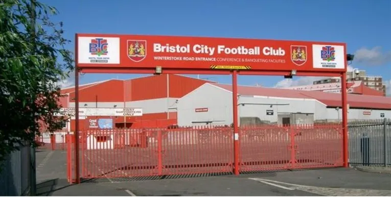 Cổng vào chính của sân vận động Ashton Gate, lối đi dành cho khán giả