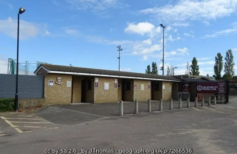 Cổng vào chính của sân vận động Melbourne Stadium, nơi diễn ra các trận đấu của Chelmsford City