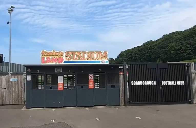 Cổng vào chính Sân vận động Flamingo Land của Scarborough Athletic FC