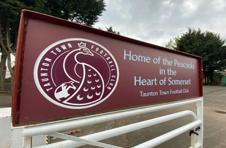 Cổng vào chính sân vận động Wordsworth Drive của Taunton Town.