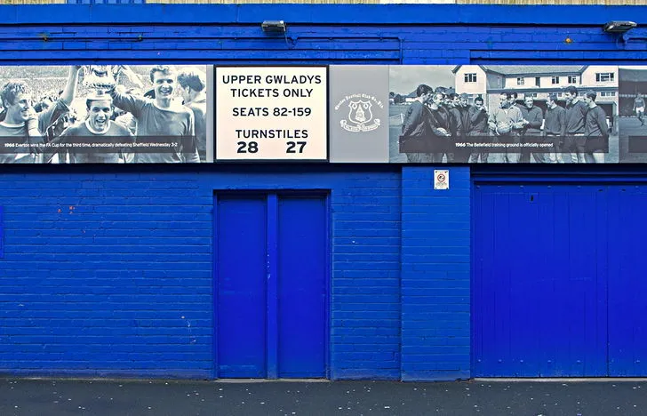 Cổng vào khán đài Upper Gwladys Street tại Goodison Park.