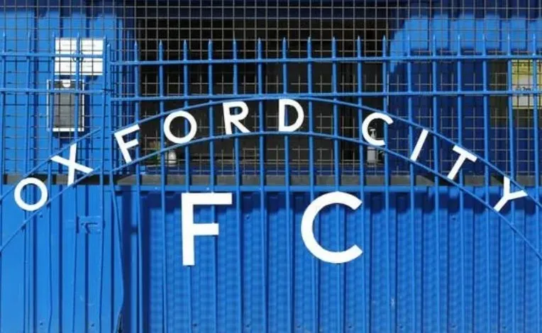 Cổng vào sân vận động Court Place Farm của Oxford City FC