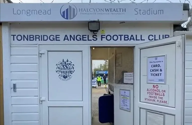 Cổng vào sân vận động Longmead của CLB Tonbridge Angels