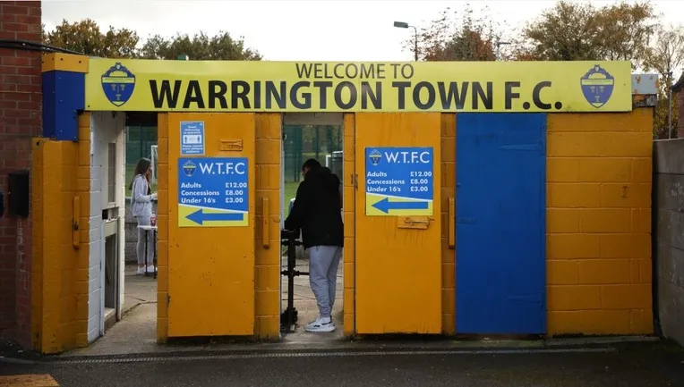 Cổng vào (turnstile) sân vận động Cantilever Park, nơi đón tiếp cổ động viên đến xem Warrington Town thi đấu.