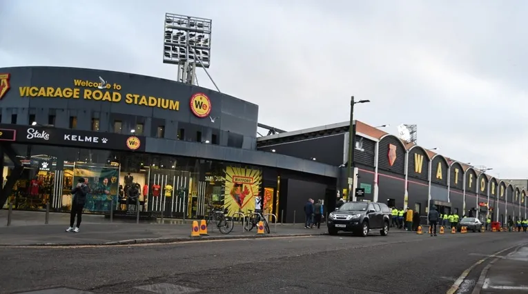 Cổng vào và cửa hàng lưu niệm của sân Vicarage Road