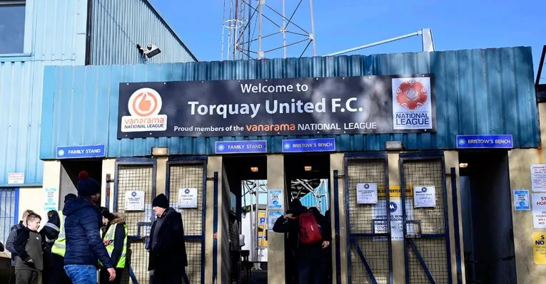 Cổng xoay vào sân Plainmoor Torquay