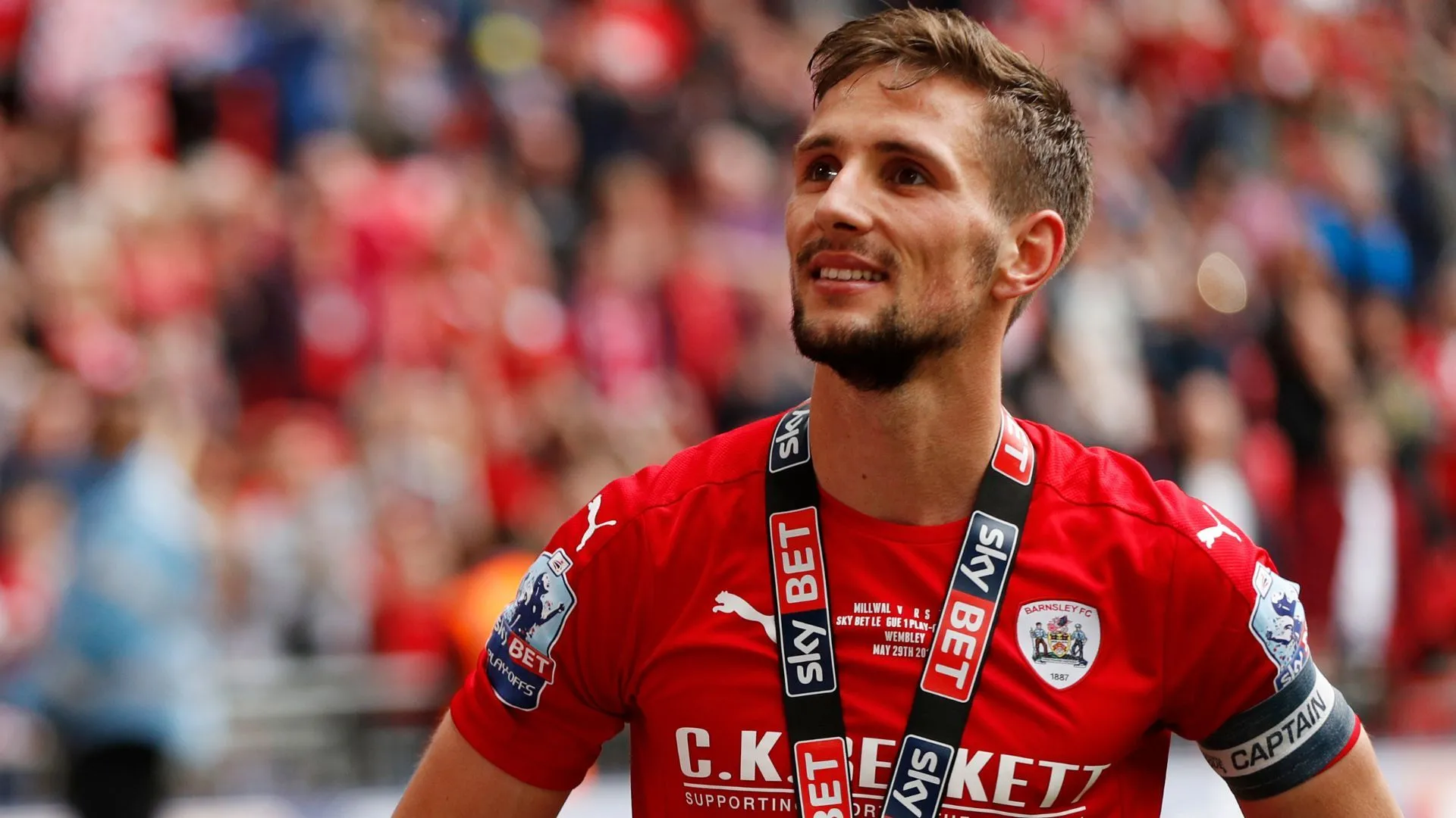Conor Hourihane, huấn luyện viên Barnsley, cân nhắc chiêu mộ Devante Cole