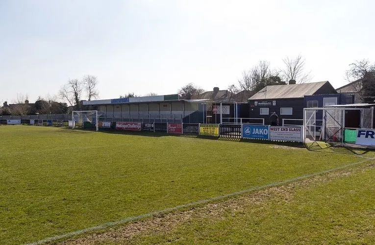 Cột cờ góc sân Grosvenor Vale của Wealdstone FC trong một ngày có nắng