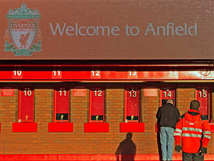 Cửa sổ bán vé của Liverpool FC tại Anfield, nơi người hâm mộ xếp hàng mua vé vào sân huyền thoại.