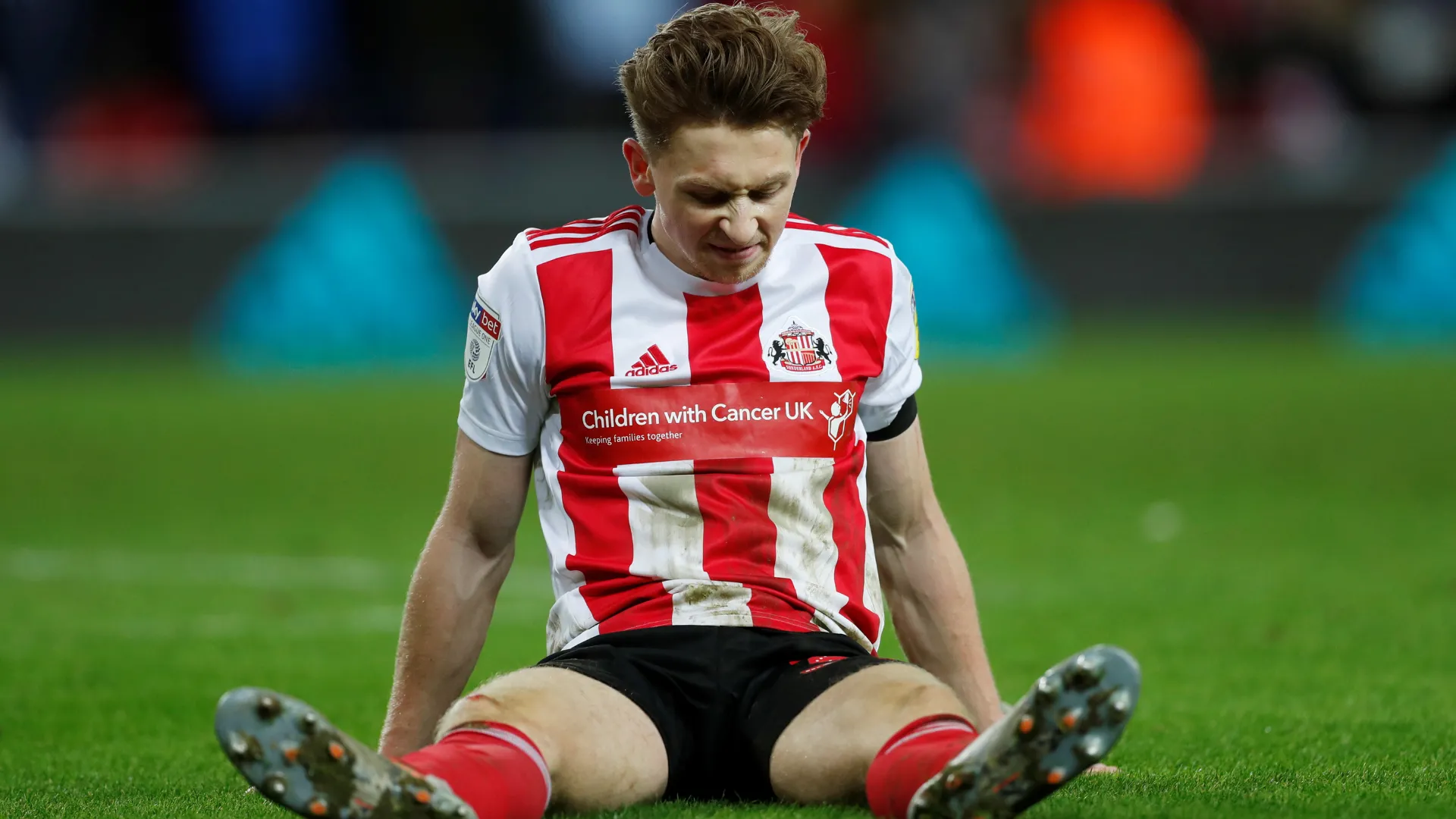 Denver Hume, hậu vệ trái từng gây ấn tượng tại Grimsby Town