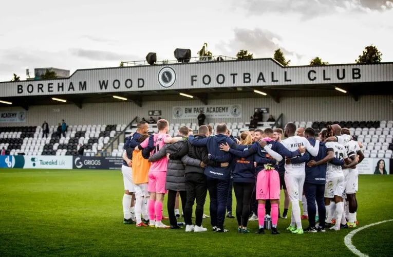 Đội hình Boreham Wood FC chụp ảnh trước khán đài chính Meadow Park