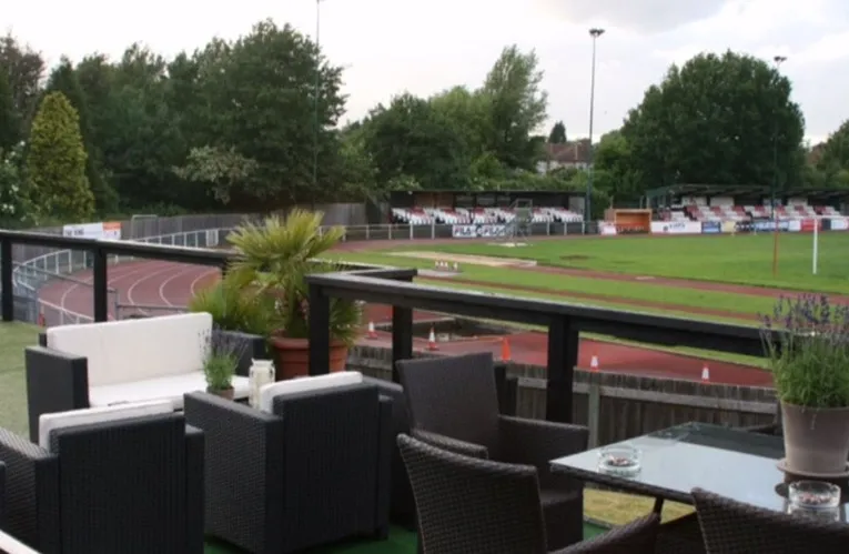 Đường chạy điền kinh bao quanh sân bóng đá tại Hornchurch Stadium