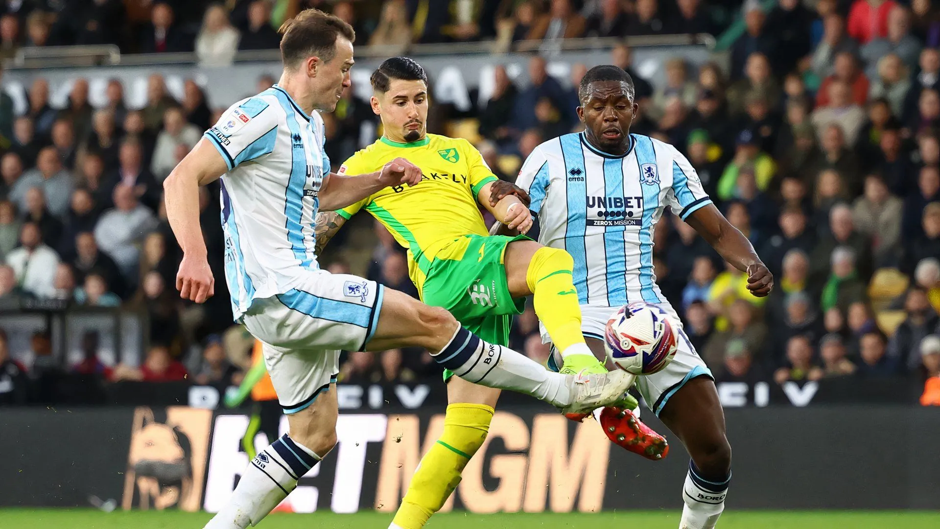 George Edmundson và Anfernee Dijksteel kèm Borja Sainz trong trận đấu giữa Norwich và Middlesbrough