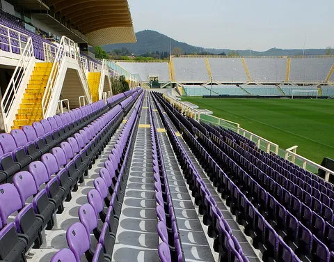 Ghế ngồi được sắp xếp gọn gàng trong sân vận động Stadio Artemio Franchi