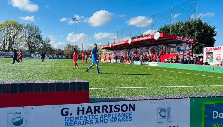 Góc khán đài và khung thành tại sân Vauxhall Road vào ngày diễn ra trận đấu