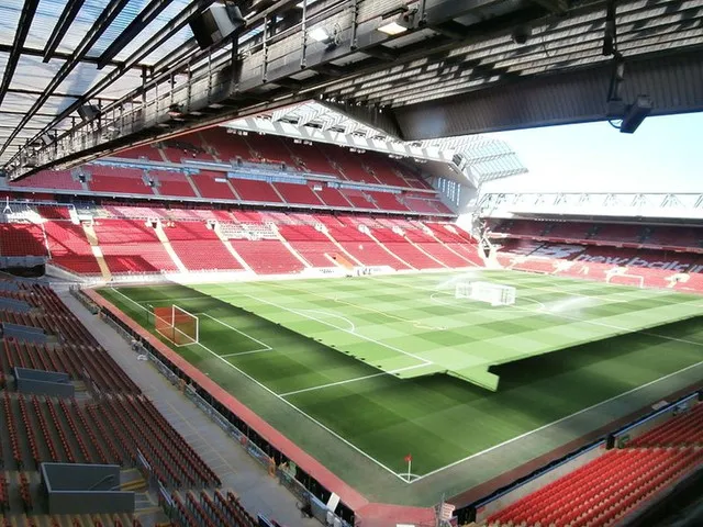 Góc nhìn bên trong sân Anfield từ phòng điều khiển, cho thấy tổng quan sân đấu và khán đài.