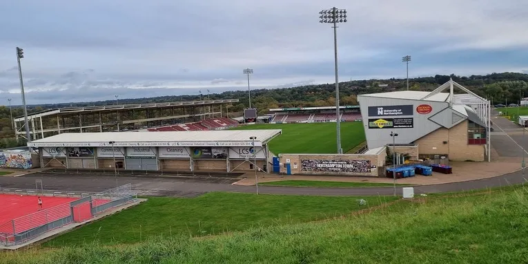 Góc nhìn cận cảnh bên ngoài sân Sixfields, sân nhà Northampton Town