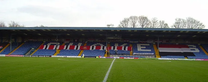 Góc nhìn cận cảnh các khán đài tại sân Gigg Lane của Bury FC