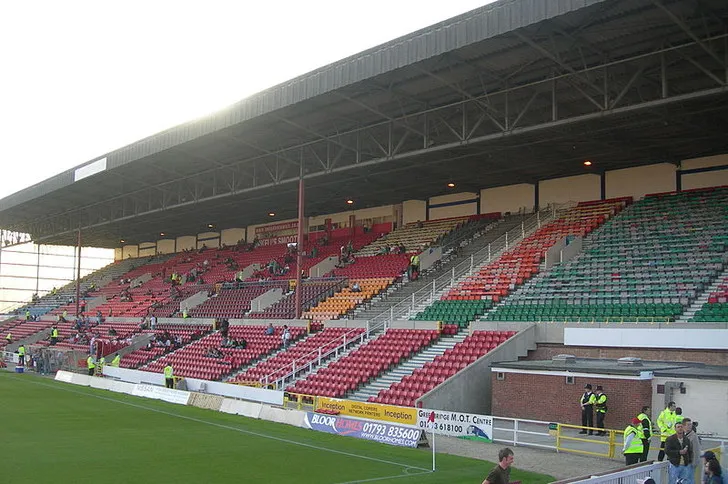Góc nhìn cận cảnh khán đài Arkell's Stand tại sân County Ground, Swindon