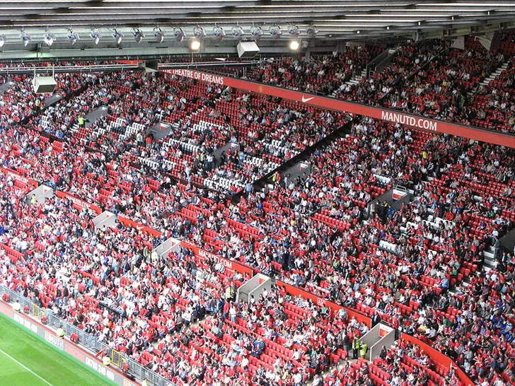 Góc nhìn cận cảnh một khán đài bên trong sân Old Trafford với hàng ghế đỏ biểu tượng