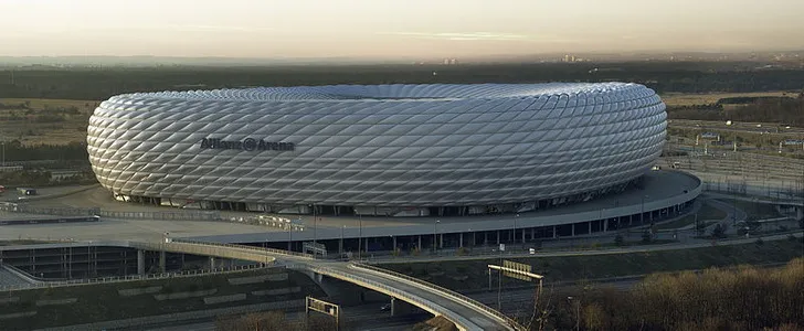 Góc nhìn cận cảnh vẻ ngoài hiện đại của sân Allianz Arena