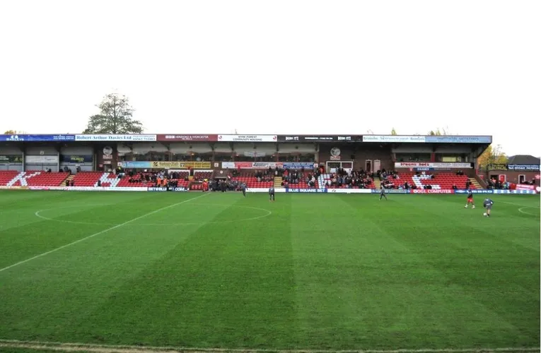 Góc nhìn chi tiết khán đài Tây (West Stand) của sân Aggborough, nơi CĐV nhà thường ngồi
