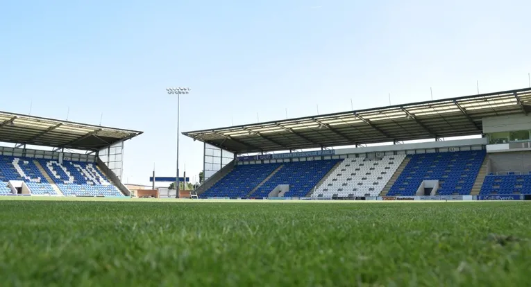 Góc nhìn sát đường biên tại sân JobServe Community Stadium, Colchester United.