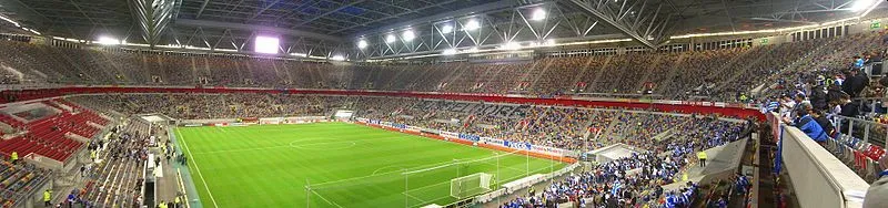 Góc nhìn toàn cảnh bên trong Merkur Spiel-Arena từ khán đài, bố cục dạng bát