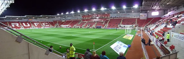 Góc nhìn toàn cảnh bên trong New York Stadium, sân nhà của câu lạc bộ Rotherham United.