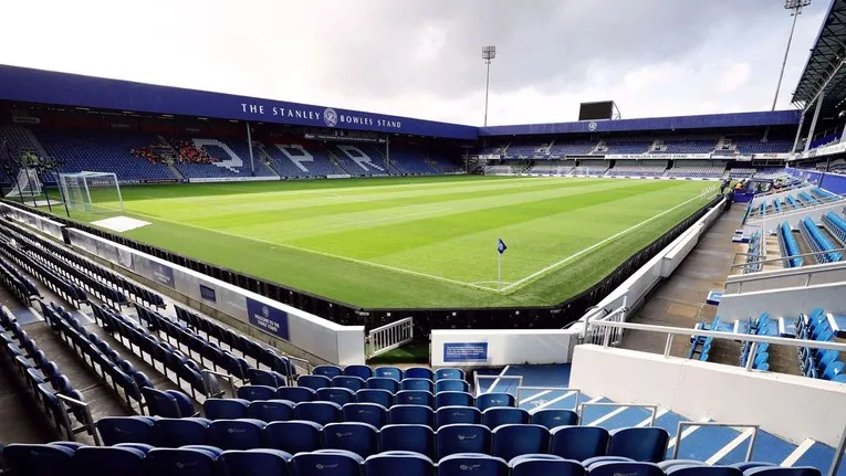 Góc nhìn toàn cảnh mặt sân Loftus Road từ khán đài