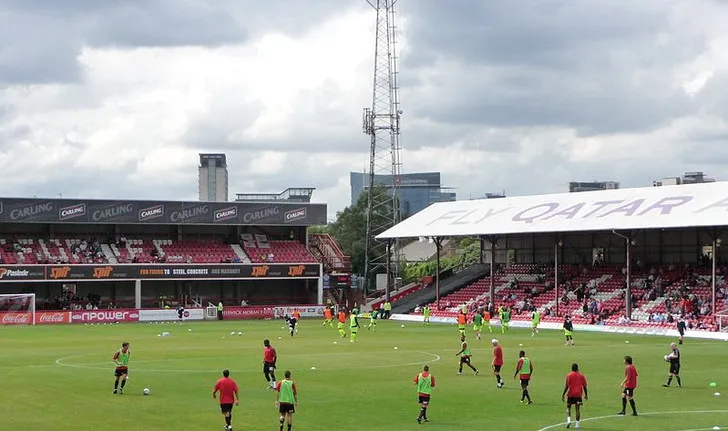 Góc nhìn toàn cảnh sân Griffin Park từ các khán đài