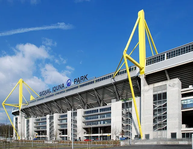 Góc nhìn toàn cảnh sân Signal Iduna Park với khán đài Bức tường vàng