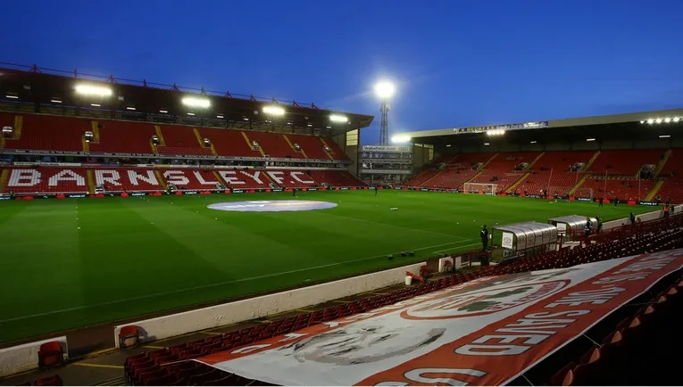 Góc nhìn toàn cảnh sân vận động Oakwell, minh họa chi tiết mặt sân và khán đài