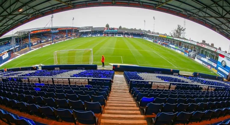 Góc nhìn toàn cảnh từ một khán đài bất kỳ tại sân Kenilworth Road, cho thấy tầm nhìn ra sân cỏ