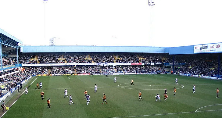 Góc nhìn từ các khán đài bên trong sân Loftus Road