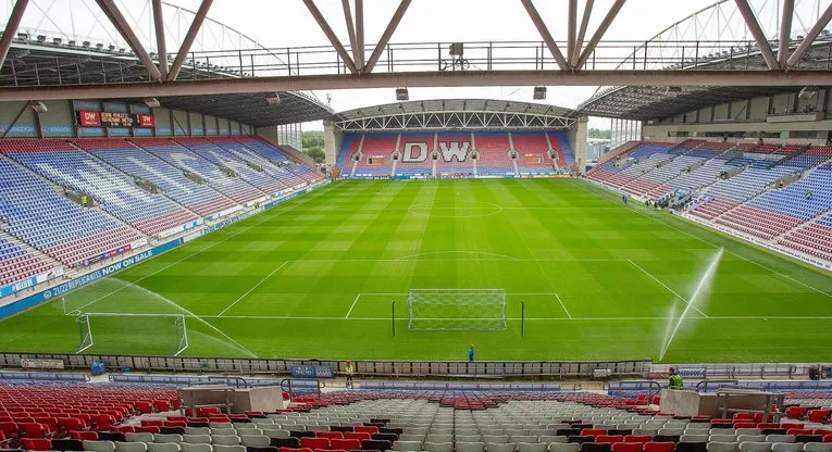 Góc nhìn từ các khán đài tại Brick Community Stadium, nơi người hâm mộ Wigan cổ vũ.