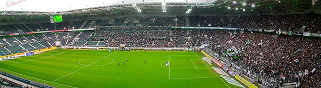 Góc nhìn từ khán đài, bao quát toàn bộ sân cỏ và không gian rộng lớn của Borussia-Park.