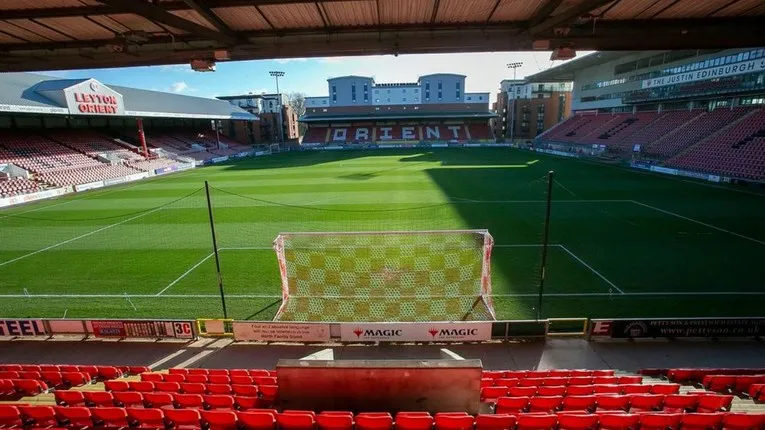 Góc nhìn từ khán đài bên trong sân Brisbane Road, sân nhà Leyton Orient