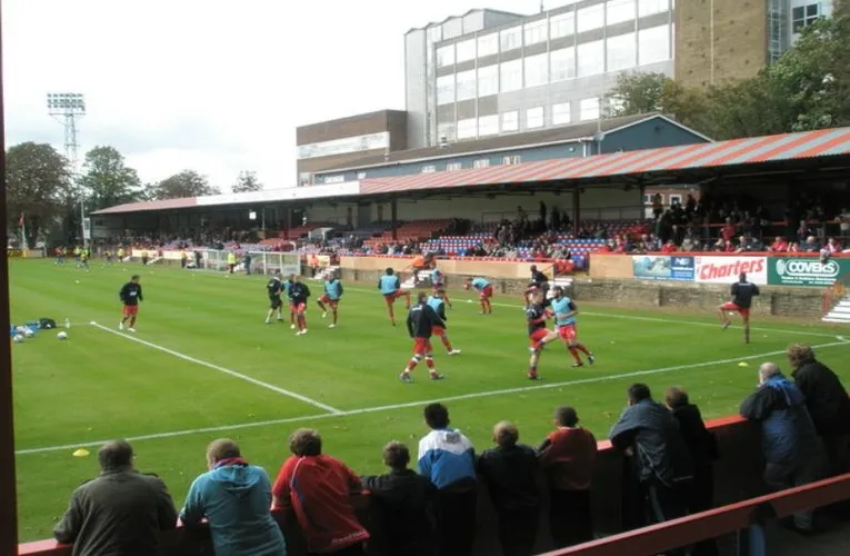 Góc nhìn từ khán đài bên trong sân EBB Stadium (Recreation Ground) của Aldershot Town