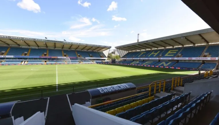Góc nhìn từ khán đài bên trong sân The Den của Millwall.