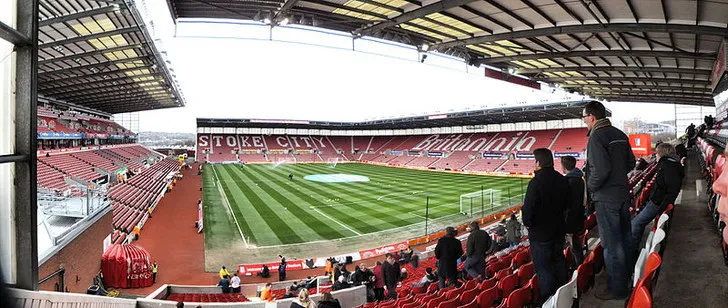 Góc nhìn từ khán đài bên trong sân vận động Britannia cũ của Stoke City