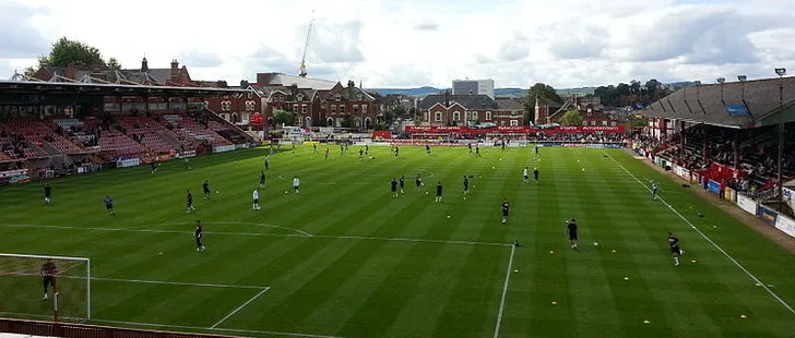 Góc nhìn từ khán đài Big Bank tại St. James Park, sân nhà Exeter City