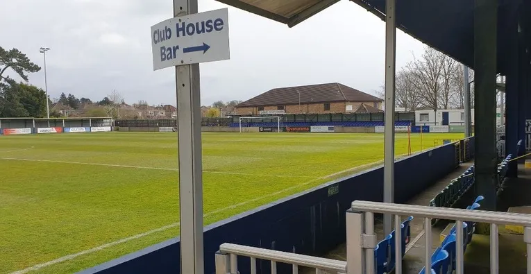 Góc nhìn từ khán đài chính Hardenhuish Park