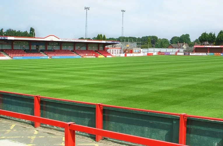 Góc nhìn từ khán đài chính tại sân Lamb Ground của Tamworth FC