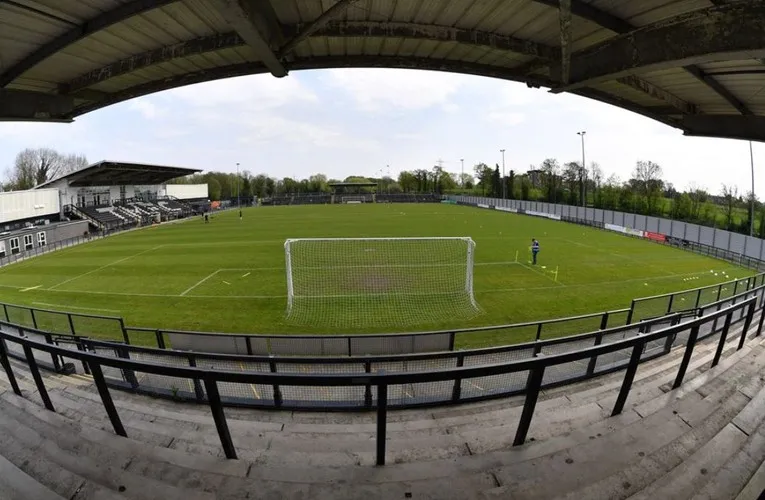Góc nhìn từ khán đài đứng của sân Queen Elizabeth II, sân nhà Enfield Town FC